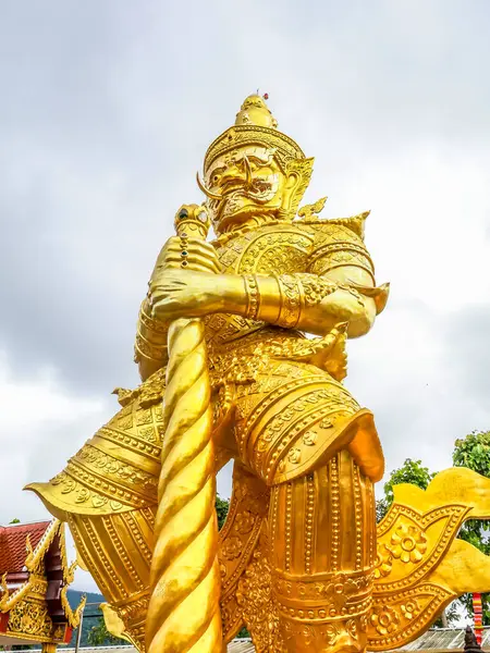 Thao Wessuwan 'ın Wat Phra' daki görkemli altın heykeli Doi Kham Budist Tapınağı, Chiang Mai, Tayland, Tayland