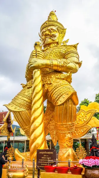 Thao Wessuwan 'ın Wat Phra' daki görkemli altın heykeli Doi Kham Budist Tapınağı, Chiang Mai, Tayland, Tayland