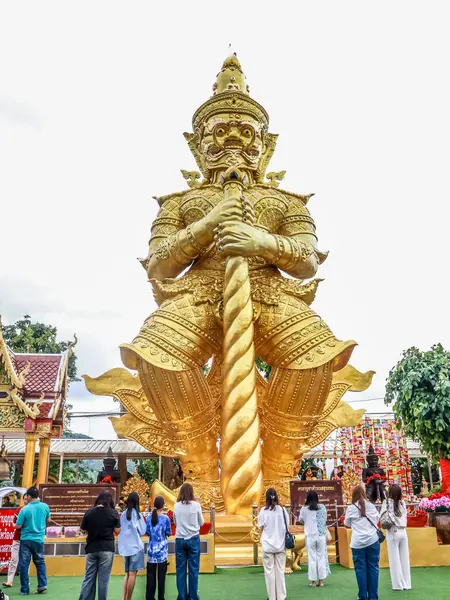 Thao Wessuwan 'ın Wat Phra' daki görkemli altın heykeli Doi Kham Budist Tapınağı, Chiang Mai, Tayland, Tayland