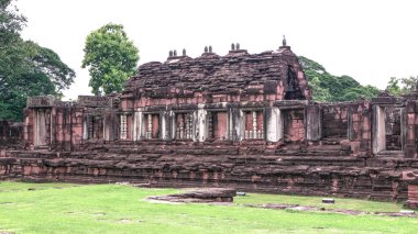 Antik Phimai taş kalesi (Prasat Phi Mai) Phimai Tarihi Parkı 'nda, Tayland Nakhon Ratchasima' daki antik Budizm tapınağı kompleksi. 