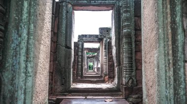 Tarihi Budist tapınağı kompleksinin simetrik Khmer mimarisini gözler önüne seren Phimai Tarih Parkı, Nakhon Ratchasima, Tayland 'daki antik taş kapılar