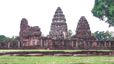 Antik Phimai taş kalesi (Prasat Phi Mai) Phimai Tarihi Parkı 'nda, Tayland Nakhon Ratchasima' daki antik Budizm tapınağı kompleksi. 