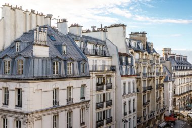 Paris, Fransa ve Avrupa 'nın merkezindeki Paris apartmanlarına bak