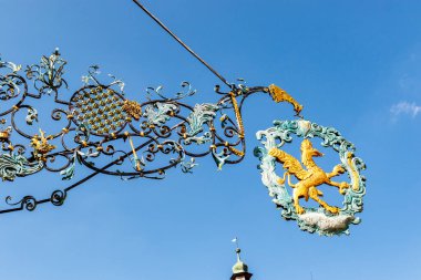 Dinkelsbuhl, Bavyera, Almanya ve Avrupa 'daki bir Alman evinin cephesinde altın anka kuşu ile demir süsleme