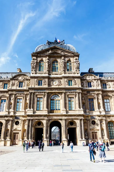 巴黎卢浮宫外 — 图库照片