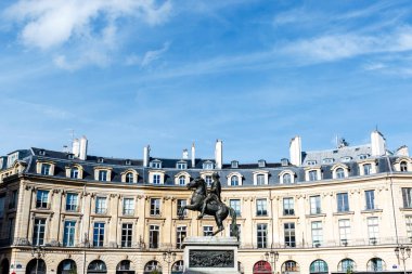 Paris, Fransa, Avrupa 'daki Place des Victoires Meydanı' nda Kral 14. Louis 'in heykeli