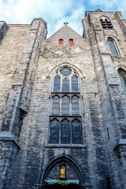 Courtrai, Kortrijk, Flanders, Belçika, Avrupa 'daki Leydimizin Kilisesi' nin dışında.