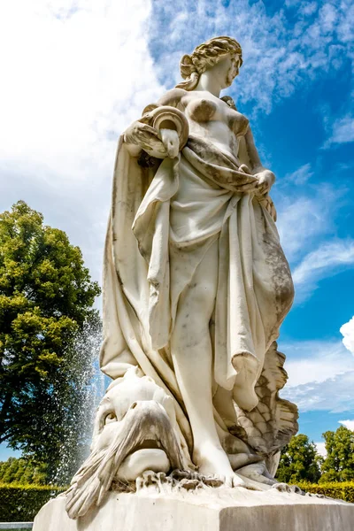 Estátua Feminina Branca Fonte Cão Parque Palácio Herrenchiemsee Baviera Alemanha — Fotografia de Stock