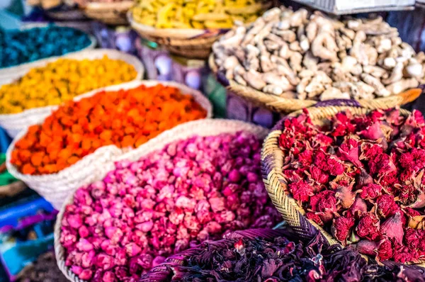 在摩洛哥马拉喀什的一个集市上 色彩艳丽的干花盛开在市场上 — 图库照片