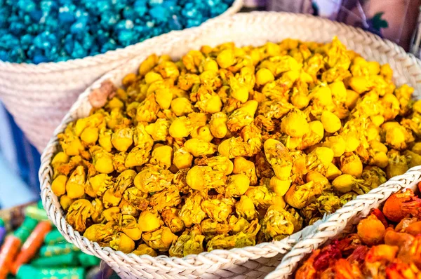 在摩洛哥马拉喀什的一个集市上 色彩艳丽的干花盛开在市场上 — 图库照片