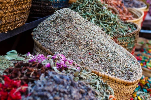 在北非莫洛科马拉喀什的一个集市上烘干的香草 — 图库照片