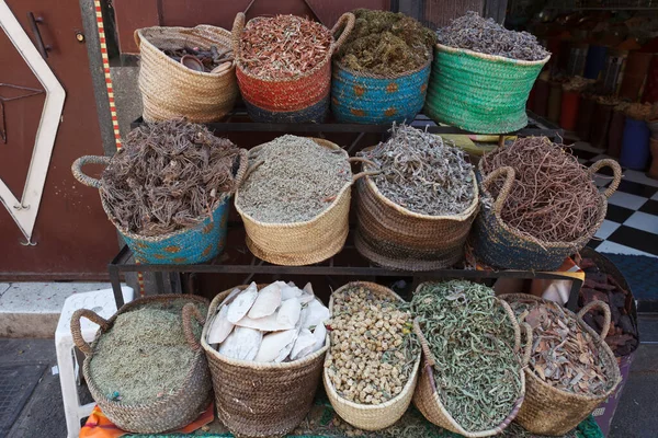 在北非莫洛科马拉喀什的一个集市上烘干的香草 — 图库照片