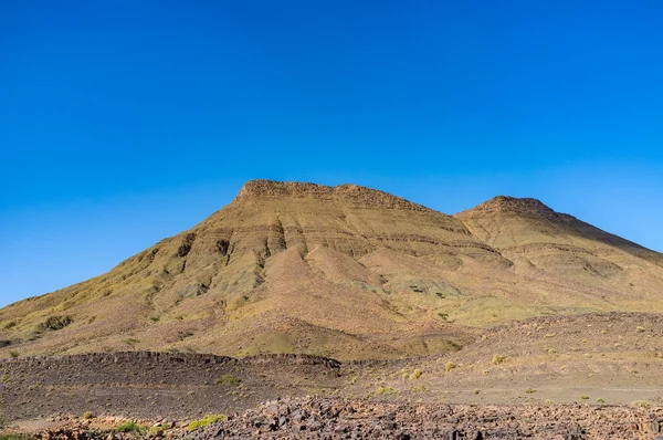 マラケシュとオアルザテ モロッコ 北アフリカの間の乾燥した荒涼としたアトラス山脈 — ストック写真