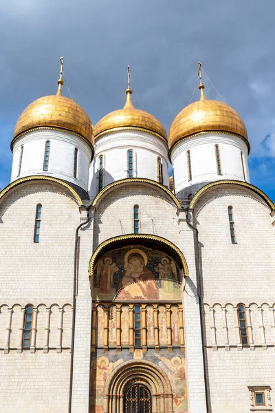 ロシアのモスクワにあるクレムリンの大聖堂の上の暗い雲 — ストック写真