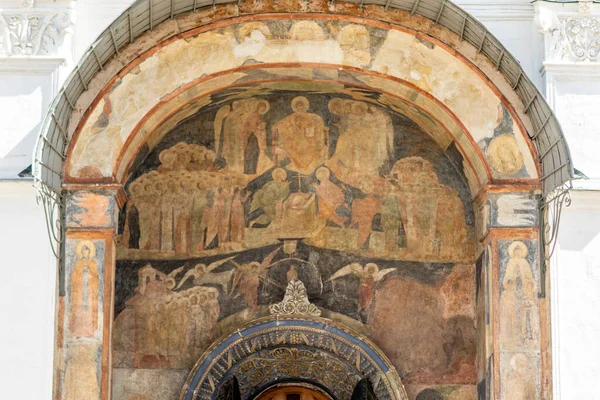 在俄罗斯莫斯科克里姆林宫大天使迈克尔大教堂入口上方画了一幅古老的壁画 — 图库照片