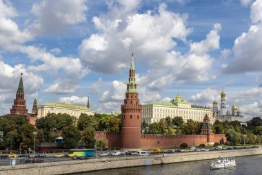 Moskova 'daki Moskwa Nehri' nden Kremlin Sarayı ve Grand Kremlin Sarayı 'na bakın.