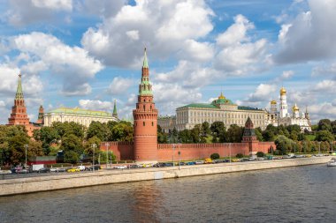 Moskova 'daki Moskwa Nehri' nden Kremlin Sarayı ve Grand Kremlin Sarayı 'na bakın.