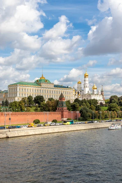 从莫斯科 俄罗斯 欧洲的莫斯卡瓦河看克里姆林宫和大克里姆林宫 — 图库照片