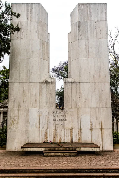 Монумент Сальвадору Алленда Cementerio General Santiago Chile Чили Южная Америка — стоковое фото