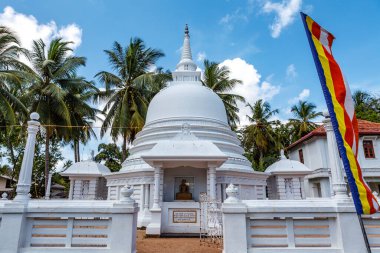 Negombo, Sri Lanka, Asya 'da beyaz bir Budist tapınağının dışı.