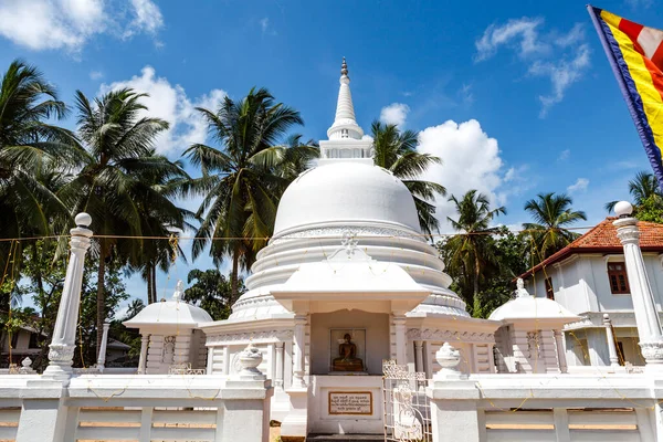 スリランカのネゴンボにある白い仏像の外観アジア — ストック写真