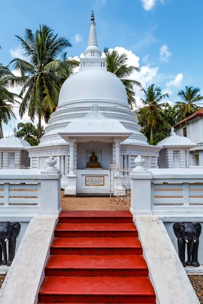 スリランカのネゴンボにある白い仏像の外観アジア — ストック写真