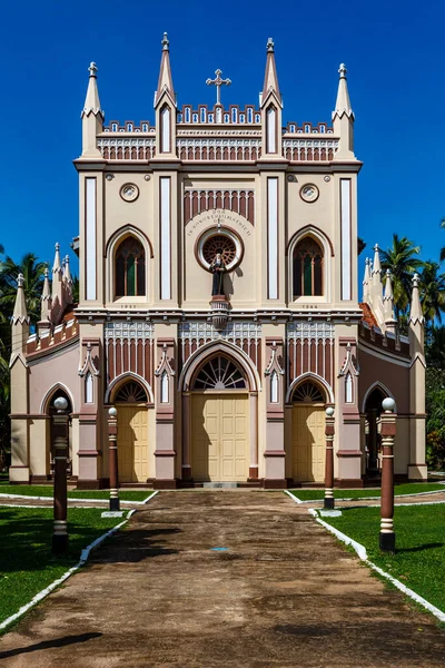 位于斯里兰卡内贡博的一座带有钟塔的新哥特式教堂外 — 图库照片