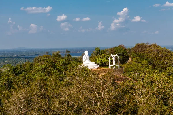 Bílý Buddha Socha Opn Vrchol Kopce Mihintale Srí Lanka Asie — Stock fotografie