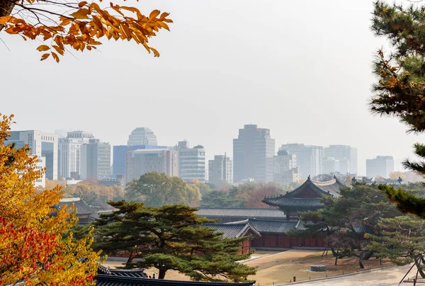 stock image Modern skyline of Seoul seen from Changygeonggung palace in Seoul, South Korea, Asia