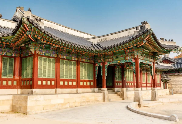 stock image Colorful exterior of a pavilion in the park of Changdeokgung palace in Seoul, South Korea, Asia
