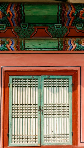 韩国首尔长德宫公园的一个亭子外墙色彩艳丽 — 图库照片