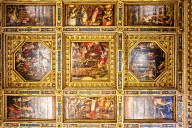 Floransa, Toskana, İtalya ve Avrupa 'nın belediye binası Palazzo Vecchio' nun ana salonundaki zengin süslü tavan.