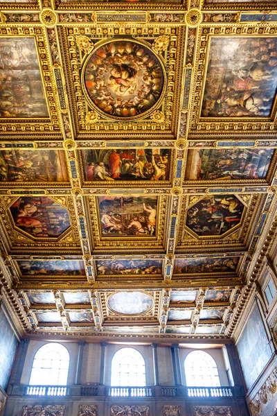 意大利托斯卡纳佛罗伦萨市政厅Vecchio宫大厅内装饰华丽的天花板 — 图库照片