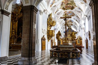 Barok tarzında altın haç Stams Abbey, Tirol, Avusturya, Avrupa 'da