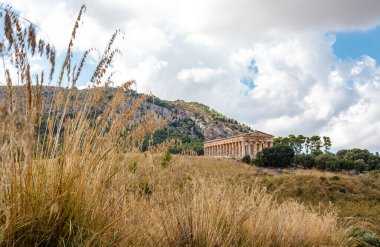 Segesta, Sicilya, İtalya ve Avrupa 'daki Romantik Tepe manzarasındaki Yunan Doric tapınağına bakın