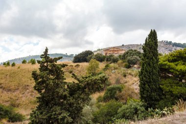 Segesta, Sicilya, İtalya ve Avrupa 'daki Romantik Tepe manzarasındaki Yunan Doric tapınağına bakın