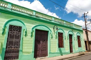 Camagey 'in eski merkezindeki renkli koloni evleri cephesi (UNESCO Dünya Mirasları Listesinde yer alan eski kasaba) - Orta Küba - Kuzey Amerika