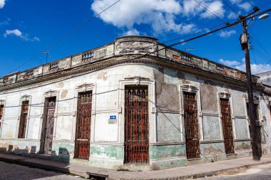 Camagey 'in eski merkezinde bir köşedeki koloni evleri cephesi (UNESCO Dünya Mirasları Listesinde yer alan eski kasaba) - Orta Küba - Kuzey Amerika