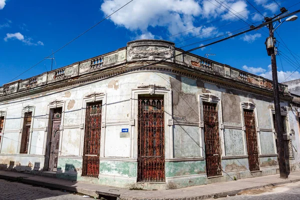 Camagey 'in eski merkezinde bir köşedeki koloni evleri cephesi (UNESCO Dünya Mirasları Listesinde yer alan eski kasaba) - Orta Küba - Kuzey Amerika