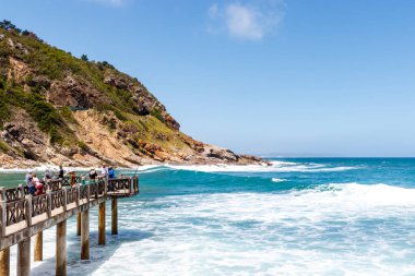 Balıkçılar Victoria Körfezi 'nde, Victoriabaai' de, Güney Afrika 'da, Afrika' da okyanusta balık avlıyorlar.