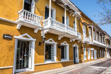Kartagena de Indias, Kolombiya, Güney Amerika 'nın tarihi merkezindeki eski sarı koloni evleri cephesi