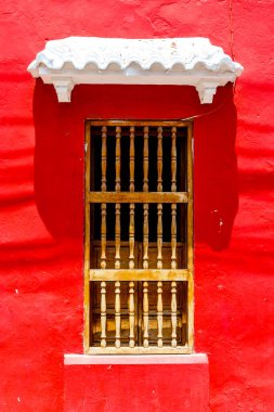 Cartagena de Indias, Kolombiya, Güney Amerika 'daki eski merkezde bir kırmızı koloni evi cephesi