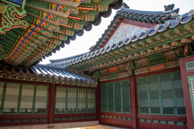 Ahşap bir pavyonun renkli dış görünüşü, Deoksugung Sarayı, Seul, Güney Kore, Asya