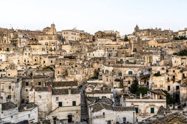 Matera 'nın eski kenti Sasso Caveoso' nun gündoğumu sırasında İtalya - Avrupa