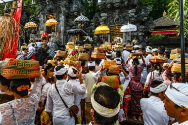 Balinese people with their offerings enter the Bat Cave temple (Pura Goa Lawah) in Klungkung, Bali, Indonesia, Asia