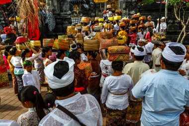 Balinese people with their offerings enter the Bat Cave temple (Pura Goa Lawah) in Klungkung, Bali, Indonesia, Asia