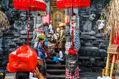 Balinese people with their offerings enter the Bat Cave temple (Pura Goa Lawah) in Klungkung, Bali, Indonesia, Asia