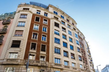 El Eixample, Barcelona, Katalonya, İspanya ve Avrupa 'daki eski apartman binalarının cephesi