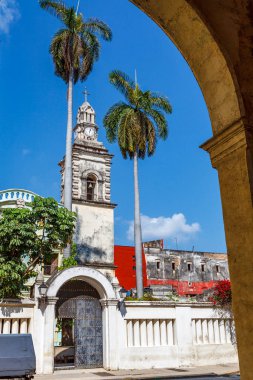 Havana la Vieja, Küba, Karayipler 'deki eski bir kilise manastırının saat kulesi.