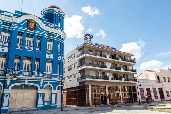 卡马圭市中心的椭圆形建筑 正面印有切 格瓦拉的肖像和标语 Hasta Victoria Siempre 直到永远胜利 加勒比 — 图库照片